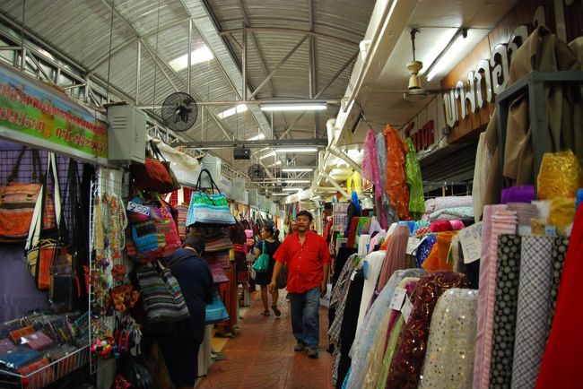 朝食の後は散策開始。まず最大の市場カートルアンへ行ってみます。食料品から衣服までなんでもござれな市場。子供の可愛い服なども売っており息子用に少し購入。