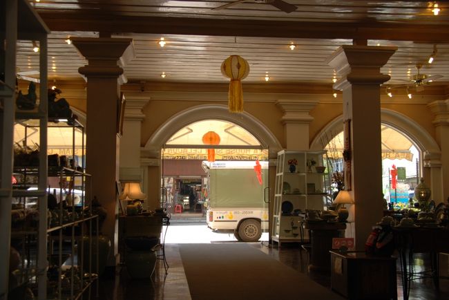 その後は嫁さんのリクエストでサイアムセラドンショップへ。こじゃれた感じのお店です。ちなみに息子は基本ベビーカーに乗って移動しています。道はところどころ大変ですが、まぁベビーカーでの移動に大きな問題なし。タクシーやソンテオに乗る時も折りたたみのベビーカーなら問題なく乗せてもらえました。