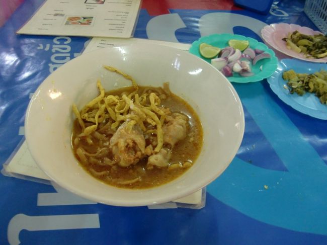 お昼時でお腹が空いてきたのでソンテオでカオソーイラムドゥアンへ。本場のカオソーイを是非食べようと思っていたのでこちらの有名店に。旨いです、量少ないので2杯食べましたが正直4杯くらいいけます。簡単に言えばカレーヌードルですがこのちょっとジャンクっぽい味がたまらないです。