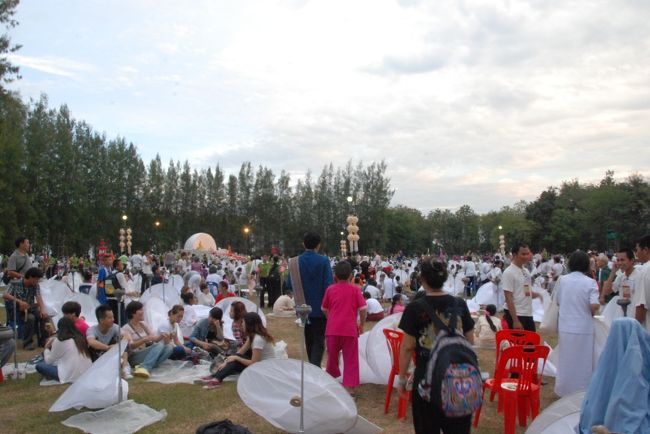 カオソーイを満喫した後はホテルに戻り休憩しながらイーペンサンサーイに参加するべくツアーのバスを待ちます。会場へはチェンマイ市内から車で1時間以上、また会場周辺が非常に混むのでツアーに参加するほうが賢明です。<br />写真は到着時の会場の様子、場所取りが進んでいます。細かいルールは分かりませんが何やら団体さん毎にある程度場所が決まっている模様。