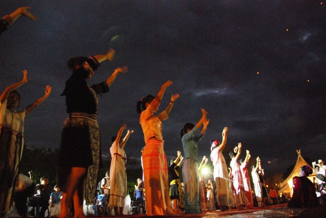 しかし踊りは続きます。引っ張れるだけ引っ張ろうという感じでしょうか。正直大した踊りではないので会場内をうろついて時間を潰します。