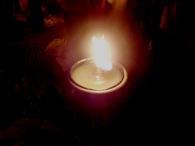 ようやく会場内に火が回り始めます。会場内には松明というかトーチみたいなものが無数に立てられており、この火を使いコムローイ(ランタン)の打ち上げ準備をします。