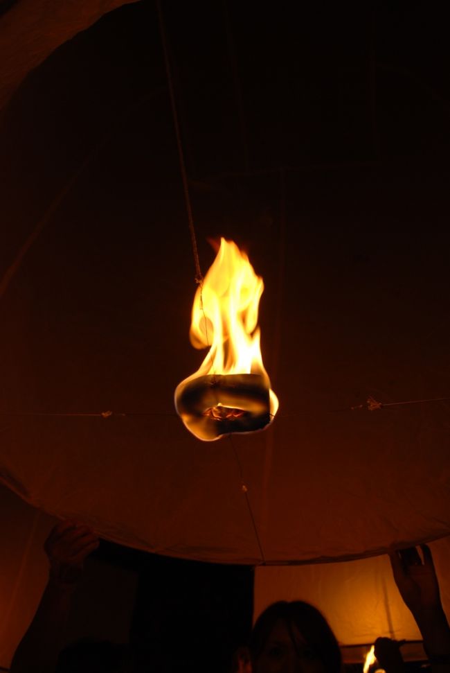 コムローイのロウに火がつけられました。熱気球の要領でコムローイの中の空気が暖められ一斉に放たれる時を待ちます。