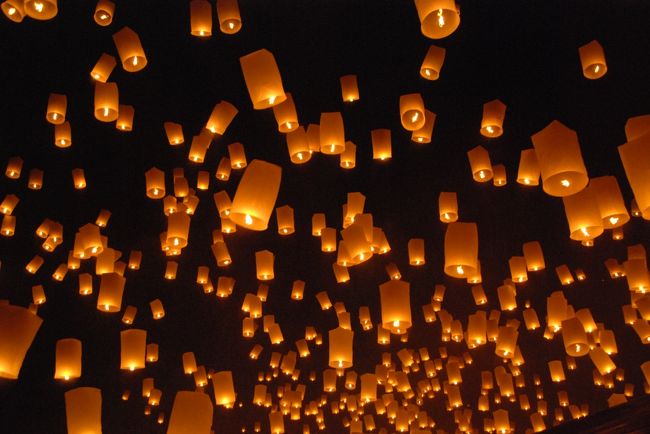 会場の合図と共に遂に一斉にコムローイが打ち上げられました。会場内の歓声と共に無数の暖かな光が夜空に舞い上がります。これは凄い光景。。