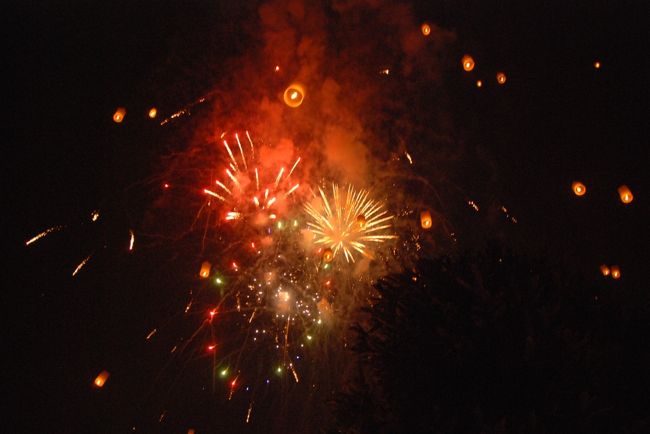 最後には花火が打ち上げられ祭はフィナーレを迎えます。会場から離れる時も空一面に小さくなったコムローイが広がり、不思議な星空を眺めながら帰路に就きました。<br />ちなみに息子はずっと背負子で背負って行動していました。さすがにベビーカーでは無理。また会場は人も多いし火もあるので、庇がついていて回りとぶつかってもガードになる背負子が一番よいかと思います。注意すればおんぶ紐で大丈夫だと思いますが。<br />背負子の中からコムローイの夜空を見上げる息子の表情が印象的でした。