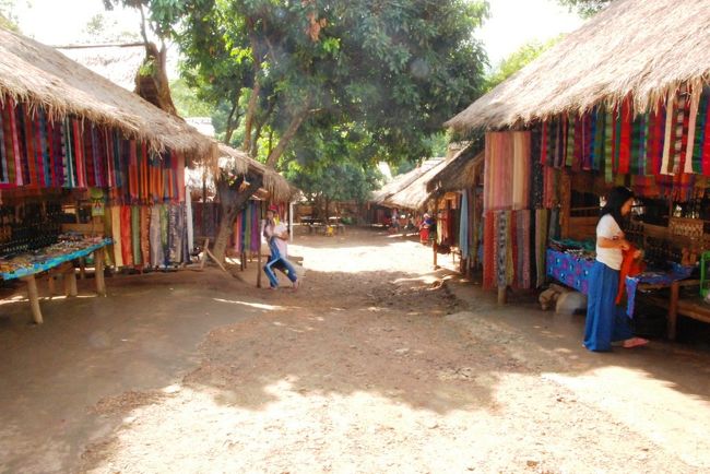 村の中はこんな感じ。もちろん各民族の実際の暮らしがある村とは比べるべくもないのでしょうが雰囲気だけは味わえます。