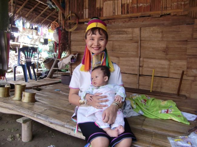 カレン族のお母さんとその赤ちゃん。赤ちゃんかわいい、お母さん首長い。赤ちゃんは年の頃も同じくらいだったので、うちの嫁さんと息子も一緒に写真撮らせてもらいました。