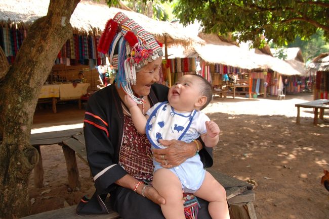 息子はヤオ族のお婆ちゃんとも写真を撮ってもらいました。お婆ちゃんあやすのがとても上手で息子もとてもご機嫌に抱っこしてもらってました。
