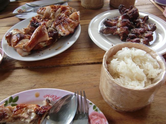 お昼はカイヤーンが食べたいと運ちゃんにリクエストしたところ、道すがらの食堂に。普通の家って感じで適当に店選んだ感丸出しでしたが、出てきたカイヤーンは旨し。カオニャオと一緒に美味しく頂きました。<br />お昼の後は郊外のセラドン焼の工房を回ってもらい、嫁さんの買出しミッションも完遂。途中お土産屋さんにも連れて行かれましたが話だけ聞いて何も買わずお終い。良いドライバーさんに巡り会えてラッキーでした。