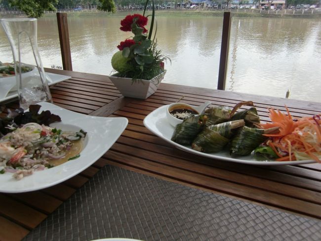 最終日はスパでのんびり。私は本格的なタイマッサージでパロスペシャルかけられ悶絶。でも施術後は身体スッキリでした。(息子の昼寝のタイミングを見計らっていきましたが途中起きてしまいちょっと大変でした。。)<br />最後のランチを川沿いのレストランでタイ料理を頂き、最後までチェンマイを満喫。<br />祭からスパまで、チェンマイ満喫のショートトリップでした。