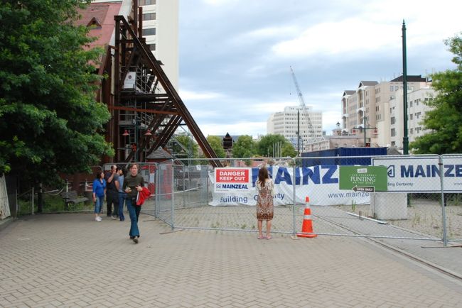 クライストチャーチ大聖堂始め、市街の中心部はレッドゾーンに指定され、まだ立ち入りが出来ませんでした。フェンスの外から犠牲になられた方に哀悼の意を捧げると共に一早い復興を願ってレッドゾーンを後にします。