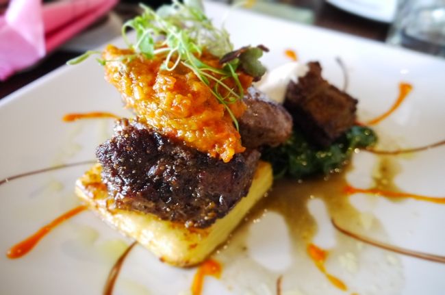 料理はボリュームたっぷり、嫁さんは早速ラムにトライ。ご満悦です。