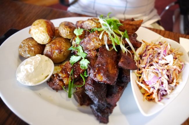 私はポークリブをオーダー。ポークは元より付け合わせのポテトが凄い。。でも味は最高。ポークリブは残さず完食させてもらいました。ニュージーランドグルメ、幸先のいいスタートです。