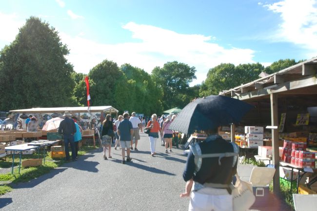 この日は日曜日。日曜に開かれるリカトンマーケットへ。食べ物、雑貨、食料品などなんでもありの蚤の市という感じ。食べ物をつまみながら雑貨などを物色。旅の始まりなので見るだけにしようかなと思っていたのですが、思いの外いいものが並んでおり、お土産に買おうと思っていたシープスキンマットをここで購入。写真立てなどの雑貨類も少しお買い上げ。こういう時レンタカー旅は多少荷物が増えても楽チンですね。