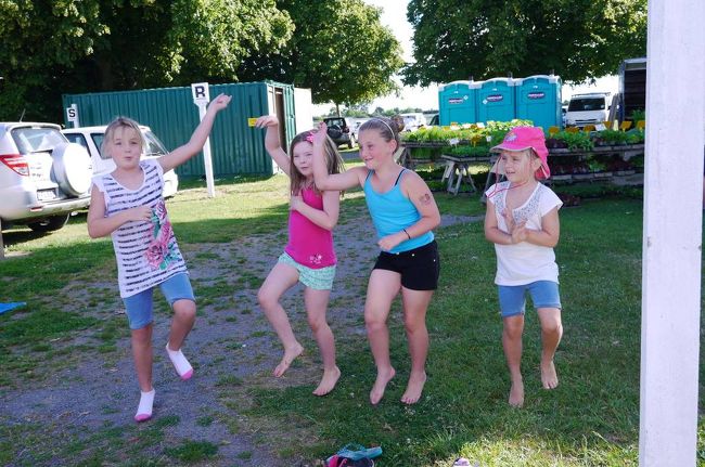 マーケットでカンナムスタイルを踊る子たち。まさかニュージーランドで目にするとは。本当に流行ってたんですね。。