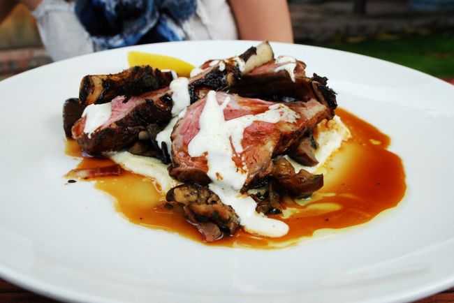 前菜のチーズフライをシェアして頂いた後にメイン。妻は2日続けてラム、<br />ここのラムチョップは柔らかくて最高でした。