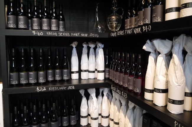 この後も目星をつけておいたワイナリーを3、4軒巡りました。結局ほとんどのところで最低一本購入。。妻からそんなに持って帰れないでしょ、とたしなめられますが、道中で飲むことにしましょ、ということで。流石に試飲し過ぎなので帰りの運転は海外初ドライブの妻にバトンタッチ。右ハンドルのオートマ、道中の交通量も少なく何の問題も無く宿まで帰宅出来ました。