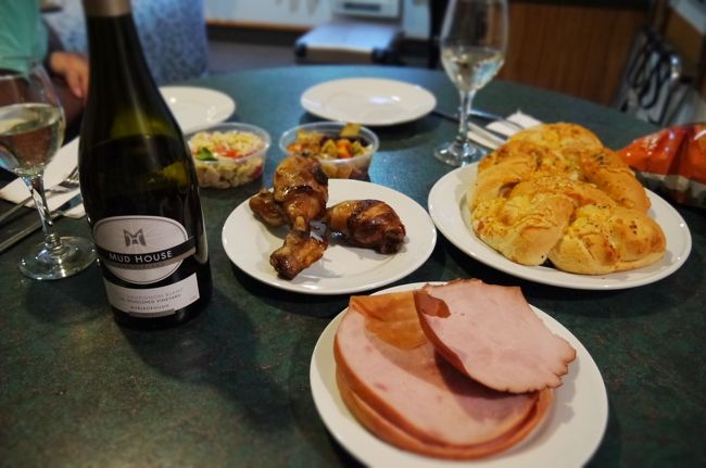 この日はスーパーで買出ししてホテルで簡単な夕食。早速ワインを一本空けます。ニュージーランド、レストランなどの物価は決して安くないので、こうやって予算調整です。。でもこの夕食も十分美味しい。