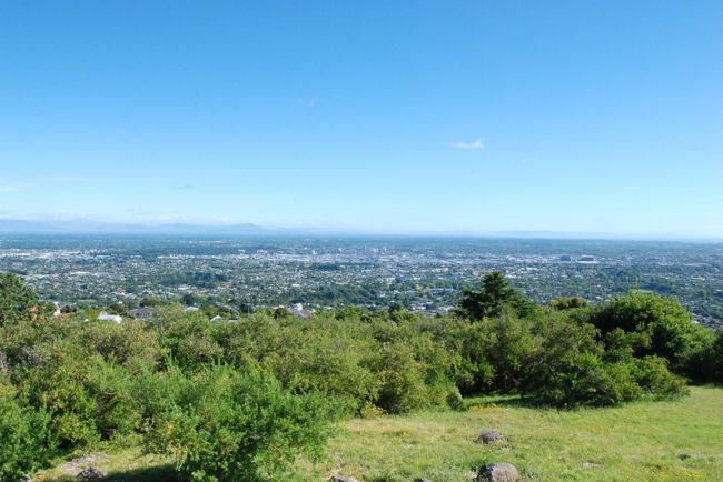 ここからはクライストチャーチの街が一望出来ます。雲一つない快晴で見晴らし最高。小休止を終え再出発！