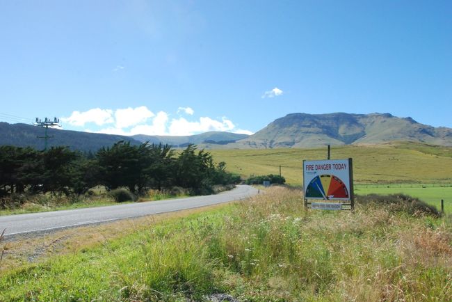 アカロアまでの道のりは最高のドライブルート。ずっと眺めが良い道が続きます。右側の標識は山火事リスクを示す表示板。