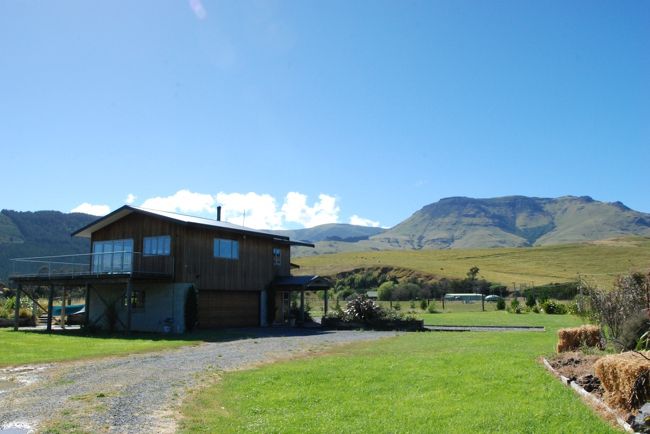 この家売りに出てました。値段忘れてしまったけど。。農地と併せて売り出し中。こういうところでの暮らし、どうなんだろうなぁ、としばし現実逃避。