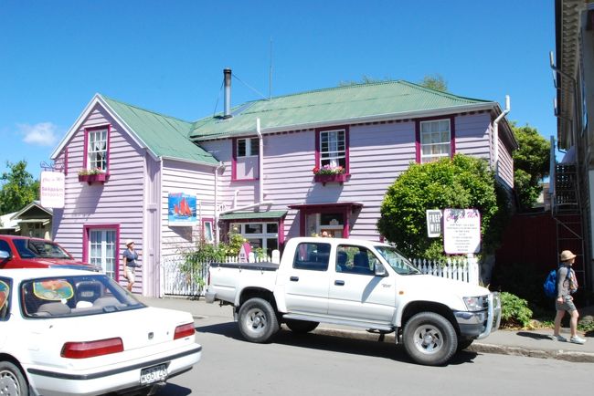 アカロアに到着。フランス系移民により開拓された町らしく、少し華やいだ感じ。写真のような建物が並んでます。観光地だけどこじんまりした町並みがよい！