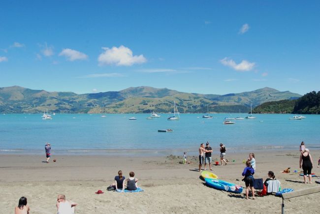 アカロア湾のビーチ。なんなんでしょ、この海の色は。本当に綺麗です。この町に一泊してもよかった。。