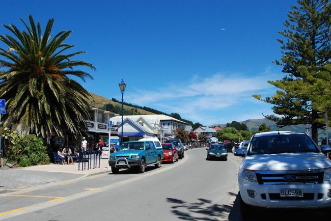 ランチの後は更にアカロアの街を散策。奥のハーバー目指して歩いていきます。