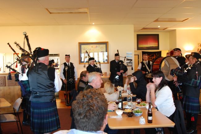 食事も終えてノンビリしてると突然バグパイプの音が。レストランの中に突然楽団が入ってきました。大晦日だからなのか理由はわかりませんでしたが、嬉しいサプライズでした。