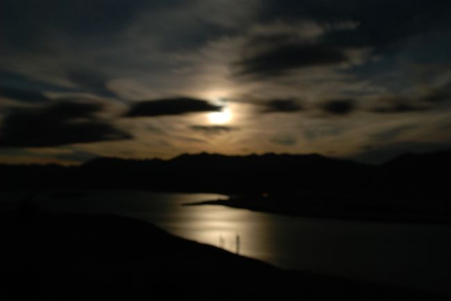 いよいよ山頂へ。雲が多くなっていましたが強い風が雲を飛ばしてくれてます。西の空に月が沈んでいきます。