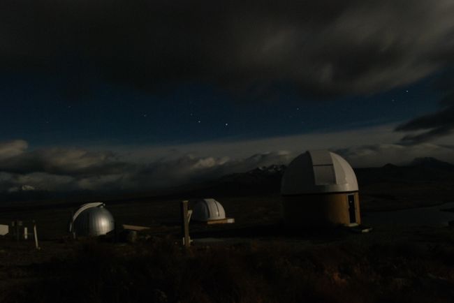 山頂には観測所がこのように並んでいます。