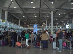 大きい空港です、天井が高くて気持ちいい。

利用者約1300万人というから、関空と中部の間位でしょうか。