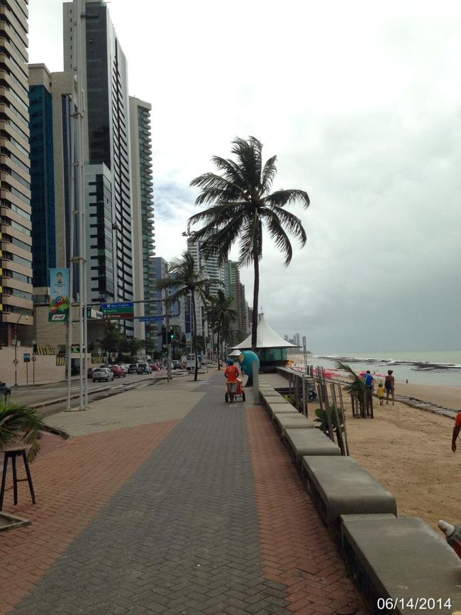 ホテルの前の海岸。ここはビーチリゾート感たっぷり。一筋入ると空き地いっぱいで、「ここだけ」リゾートです。