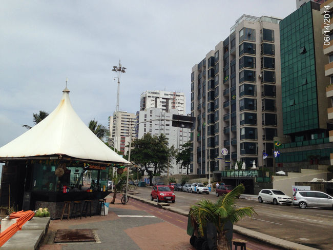 右側の深緑の建物がこの２日のホテル。ワールドカップ料金でめちゃ高かった。左の白い三角屋根はあちこちで見られる売店。やしの実穴開けただけのジュースここでも飲める。サルバドールより少し安かった。Ｒｓ４