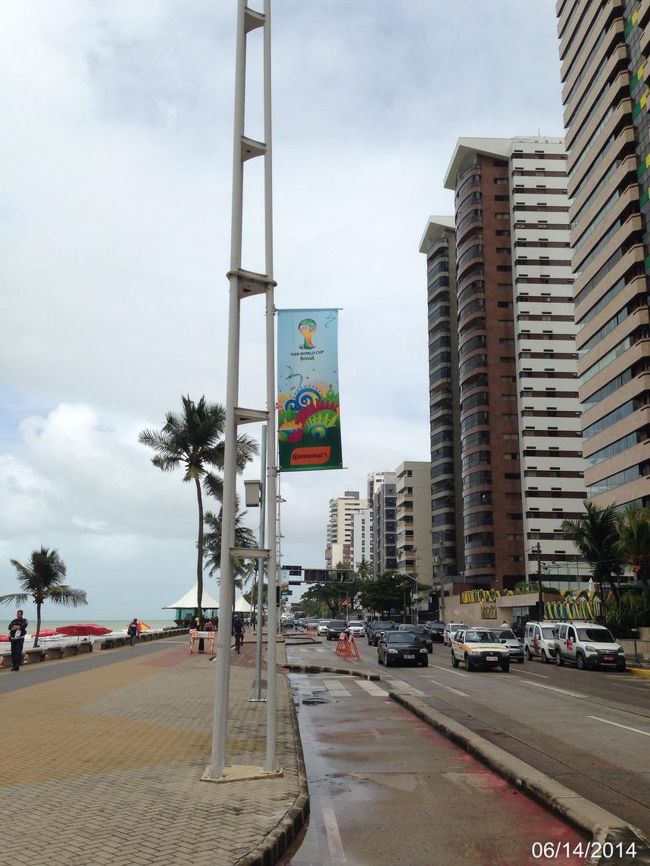 数少ないワールドカップブラジル大会の垂れ幕というか幡。日韓大会の時は横浜に住んでいたけど、この手の飾りもっといたるところにあったような。やはり反Ｗ杯デモの影響だろうか。