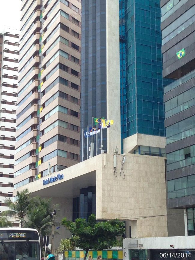 ここらで一番豪華な（多分）Atlante　Plaza　Hotel。FIFAの公式ホテルらしくFIFAの旗がなびいていてスタジアムまでのシャトルバス（関係者とメディア専用だろうけど）が定期的に出ている。おそらくFIFAのお偉いさんがとまっているのだろう。