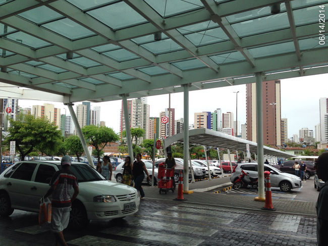 まずはチケットの引換所のあるShopping　Recifeでキャッシングと昼飯。雨がぽつぽつ降っている。キャッシングができる機械とできない機械があって困った。あとATMコーナー（Banco do Brasi）を探すのに相当時間がかかった。とにかくでかい。しかも平面的にでかい。昼飯はシュラスコも食べられるビュッフェレストランで。味はよかったし肉の種類もいっぱいあったけど、歯茎が痛くなってきてあんまり食べられなかった。日本に帰ったら歯医者に直行。
