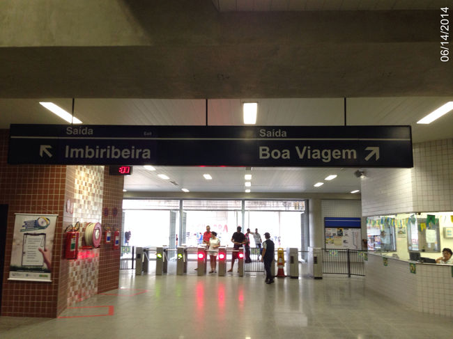 レシフェの旧市街に向かうためにメトロの駅(Antonio　Falcao)に向かう。地図では近いようだが実際は結構遠い。しかも一方通行が多いからタクシーもあっちいったりこっちいったりする。こういう時にGoogleMapあると現在地がわかるのでありがたい。ぼられたらすぐわかるし。駅周辺は明らかにBoaViagemあたりとは雰囲気が違う。殺伐とした、人々の目もきつい。