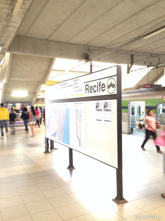 Recife駅までの途中の駅の周りは見事に立派なスラムばっかり。夜は乗りたくないかも。昼間はいたって平穏。Recife駅着。