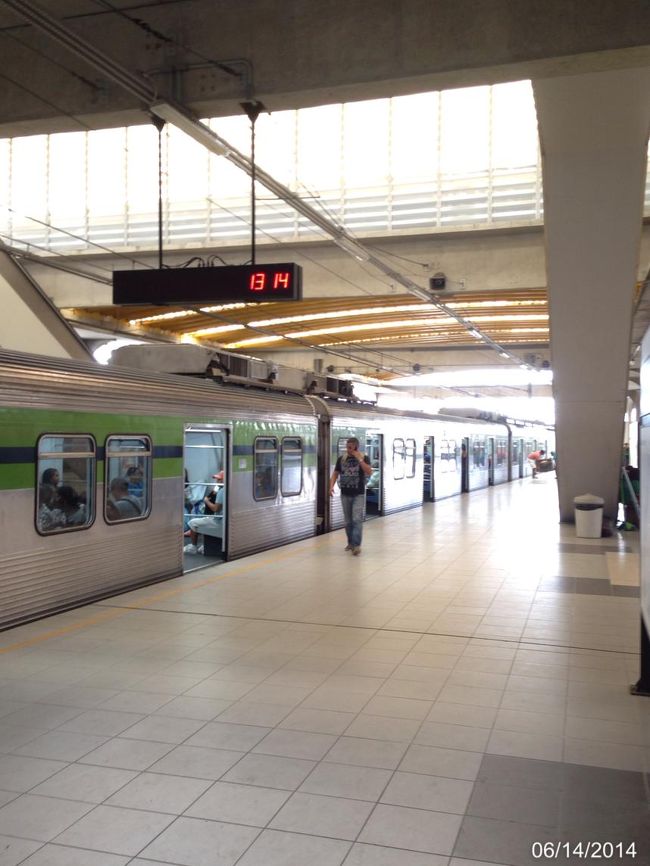 駅も電車もきれい。治安が悪いと言われるレシフェのメトロだが、昼間の外観は全然日本と変わらない。