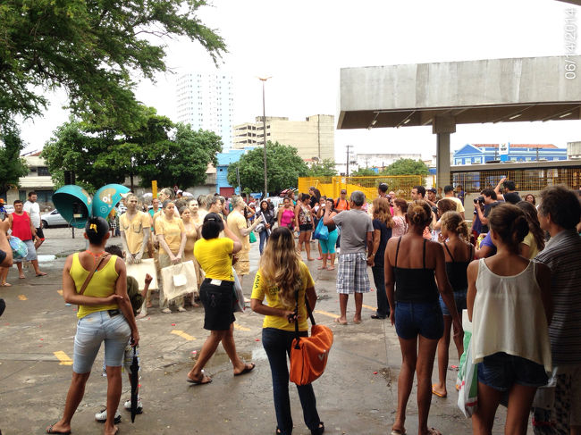 駅前は予想通り雑然とした雰囲気。BoaViooagemとは全く違う。で、駅前で半裸に金色のボディーペインティングしたデモ隊のような集団と遭遇。殺気立った雰囲気はないのだが何を訴えたかったのだろう。言葉がわからないのはこういうときつまらない。<br />取り急ぎ歩いて旧市街へ。