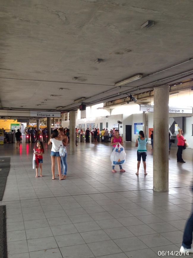 ワールドカップのスタジアムまでの切符(メトロとシャトルバス)を買う。シャトルバス用のチケットは１ｃｍ四方くらいで小さくて失くしそう。これでどうやってバスに乗るんだろうか。プルセイラ(腕輪）をしてくれると領事館の案内には書いてあったけどもらってないし。