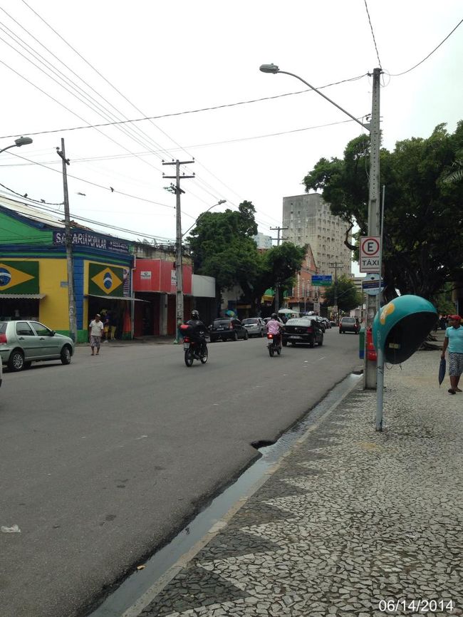駅から旧市街の真ん中へ。この雰囲気、この匂い。２０年前訪れた南米の下町。思い出すなあ。この雰囲気。昔は治安の良しあしなんて全く考えてなかったけど。今思えば命知らずだった。