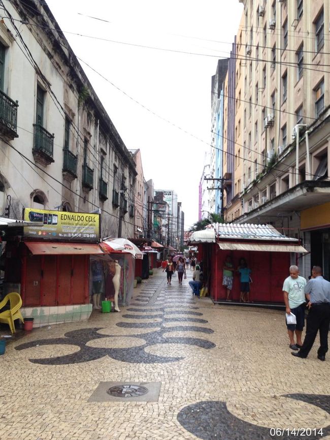 路地入ったところ。ゴミ臭くてざわざわした、発展途上国特有のこの雰囲気。