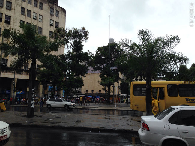 ビルの軒下にはお菓子売りの屋台と浮浪者がいっぱいで、ちょっと嫌な雰囲気。女の人や子供も歩いているので大丈夫だとは思いますが、ひったくりには要注意ですね。