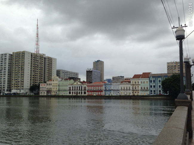 川向の植民地時代の建物。近くに寄るとかなりボロボロのものもある。まあ変に新しくされてなくてかえって趣はある。