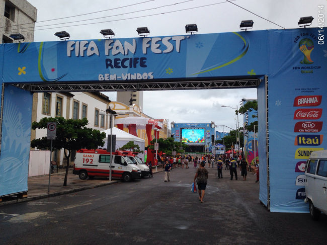 おとといブラジルの開幕戦を見たPV会場。今日はさすがに閑散としている。コスタリカーウルグアイ戦を中継してた。メキシコ人サポーターがなぜか多い。