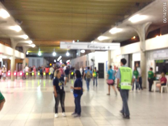 まだ５時過ぎなのにもう周りは真っ暗。清掃業者も一斉に街中の公共ゴミ箱の回収を始め、まるで真夜中のよう。怖くなって近くでタクシー拾ってレシフェ駅まで。わずか１メータちょいなのだが、安全第一。これからが本番なのだから。