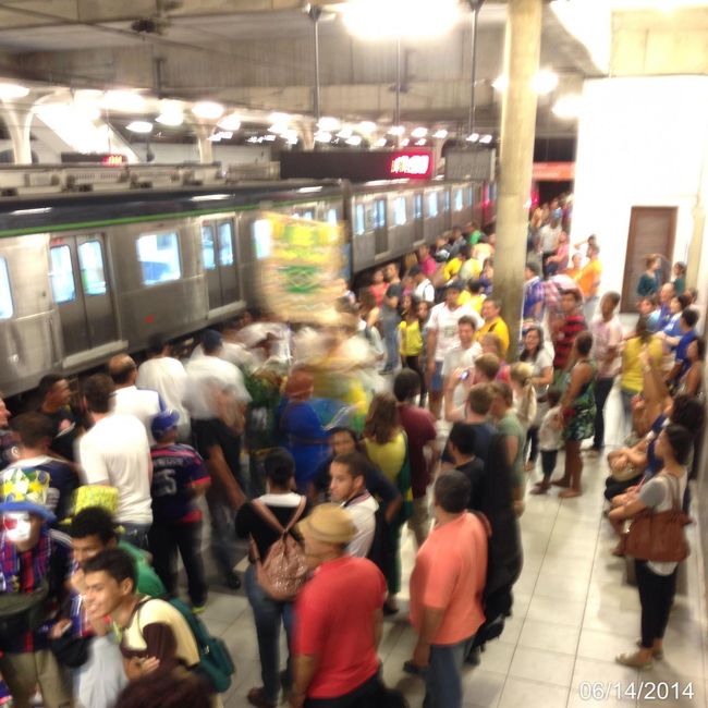 さっき切符を買った時にもらった極小のチケットをゲートで見せると駅員さんが赤い紙のプルセイラを付けてくれる。これを見せると駅からスタジアムの往復のシャトルバスと帰りのメトロに切符買わなくても乗れるという算段。駅には日本人もちらほら。思ったほど多くない。ブラジル人のほうが目だつ。