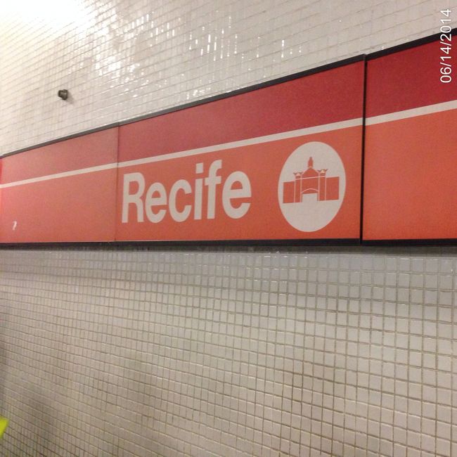 レシフェ駅。乗るのは２０分くらいか。ここ始発駅なんだけど、入線してきた電車に何人か乗客が座っていた。なんで？まあいいか。ここはブラジルだし。余計なことは考えない。